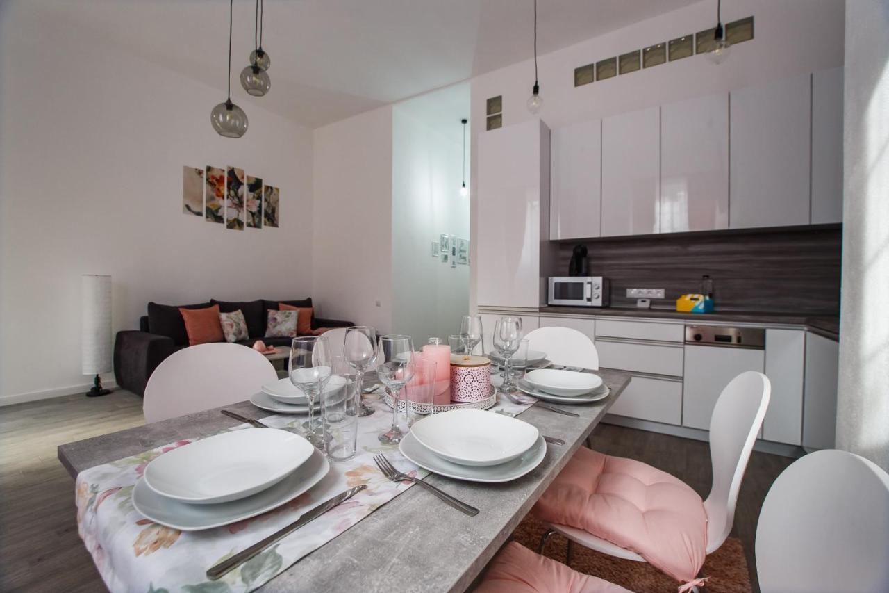 Stunning, Newly Renovated Central Apartment Oradea Zewnętrze zdjęcie